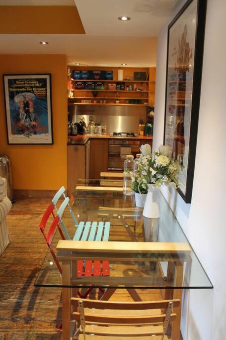 Artistic And Soulful Carnaby Street Movie Pad Apartament *