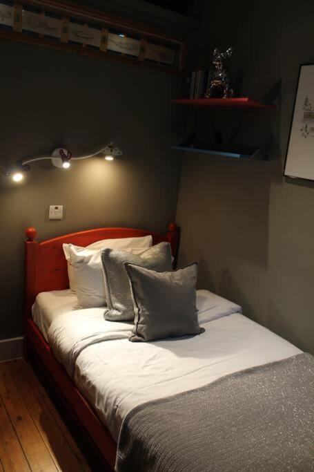 Artistic And Soulful Carnaby Street Movie Pad Londra